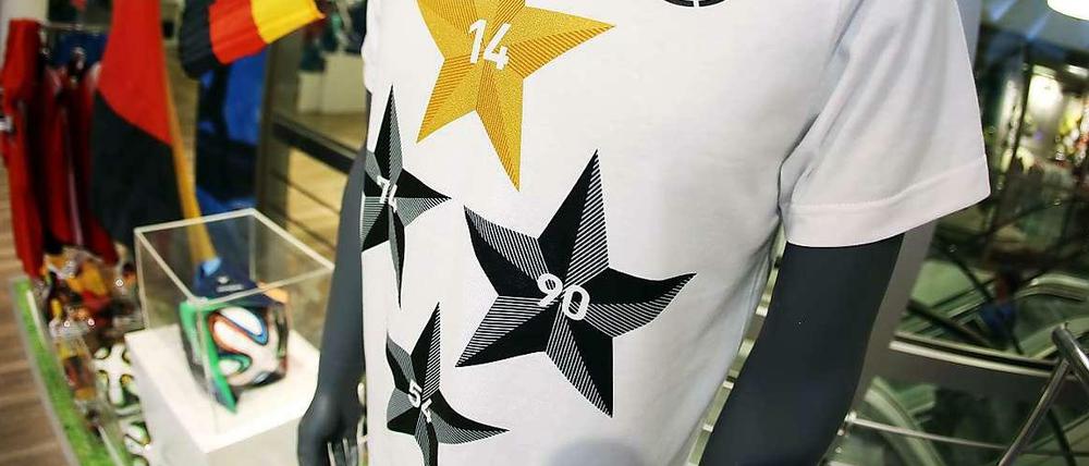 Neues Fan-Trikot der Fußball-Nationalmannschaft mit vier Sternen. Der Sportartikelhersteller Adidas, Sponsor und Ausrüster der deutschen Fußballnationalmannschaft, rechnet nach eigenen Angaben damit, in diesem Jahr rund zwei Milliarden Euro mit Fußball-Produkten zu erlösen.
