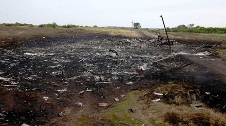 Teile des Flugzeugwracks an der Absturzstelle.
