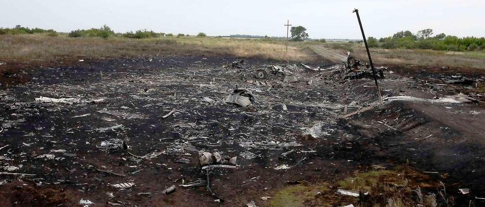 Teile des Flugzeugwracks an der Absturzstelle.