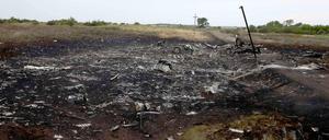 Teile des Flugzeugwracks an der Absturzstelle.