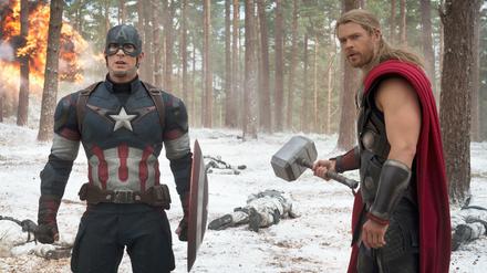 Rächer im Einsatz. Chris Evans (l.) als Captain America und Chris Hemsworth als Thor in einer Szene des Kinofilms «The Avengers: Age of Ultron».