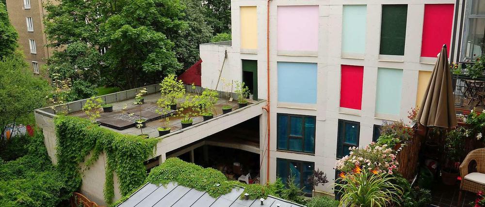 Das muss weg. Dieser Neubau ist laut Gerichtsurteil rechtswidrig. Unten sind schon Fenster drin, oben kommen keine mehr hinein. Offen ist, wer zahlen muss.