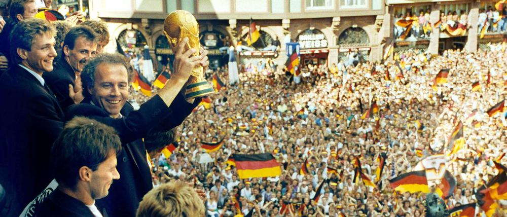 Auf Jahre hin unbesiegbar. Franz Beckenbauer reckt den WM-Pokal 1990 in Frankfurt in die Höhe.