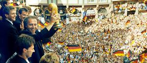 Auf Jahre hin unbesiegbar. Franz Beckenbauer reckt den WM-Pokal 1990 in Frankfurt in die Höhe.