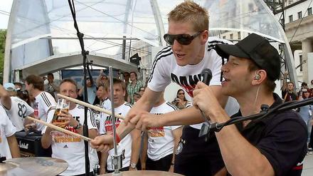 Die WM 2006 hat das Verhältnis der Berliner zur DFB-Elf verändert: Die Spieler wohnten im Schlosshotel Grunewald und ließen sich auf der Fanmeile feiern – mit den Sportfreunden Stiller. 