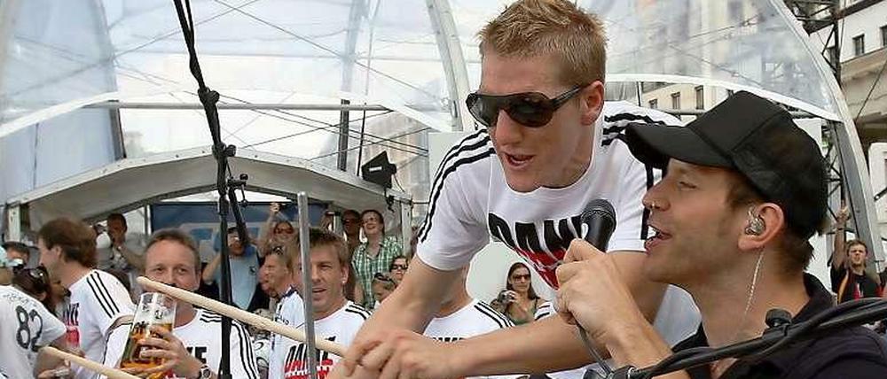 Die WM 2006 hat das Verhältnis der Berliner zur DFB-Elf verändert: Die Spieler wohnten im Schlosshotel Grunewald und ließen sich auf der Fanmeile feiern – mit den Sportfreunden Stiller. 