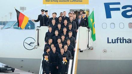 Da war noch alles offen. Vor ihrem Abflug nach Brasilien am 7. Juni stellte sich die Nationalelf am Frankfurter Rhein-Main-Flughafen zum Gruppenfoto auf. Foto: Imago
