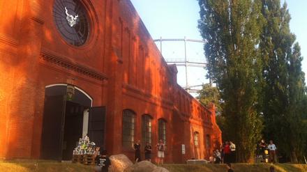 Garantiert mit Gasometer. „Craft Beer“ ist in den USA sehr beliebt. Für Greg Koch, Chef von „Stone Brewing“, aber auch als Gabelstaplerfahrer ein Könner, schließt sich mit dem Gang nach Deutschland ein Kreis. „Einst haben die Deutschen uns das Brauen gelehrt“, sagt er, „jetzt können sie von uns lernen, individuelle Biere zu produzieren."