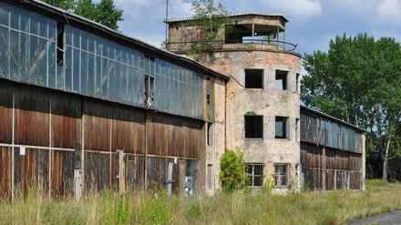 Der Tower auf dem Flugfeld Rangsdorf ist zur Ruine verkommen. Seit dem Abzug der russischen Armee 1994 verfällt das Gelände. 