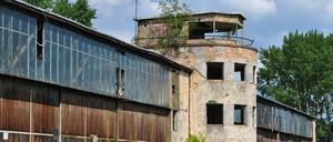 Der Tower auf dem Flugfeld Rangsdorf ist zur Ruine verkommen. Seit dem Abzug der russischen Armee 1994 verfällt das Gelände.