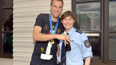 Auch diese Beamtin (bei es sich aber nicht um Laura Reiter handelt) genoss ihren Einsatz sichtlich.