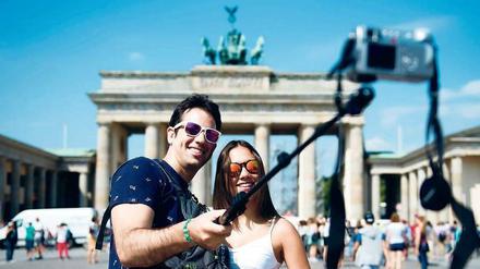 Wir bleiben hier. Etwa eine Million Touristen füllen die Stadt gerade auf – auch diese beiden Spanier gehören dazu.