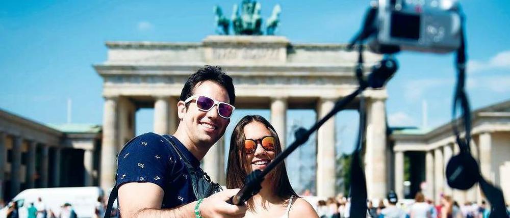 Wir bleiben hier. Etwa eine Million Touristen füllen die Stadt gerade auf – auch diese beiden Spanier gehören dazu.