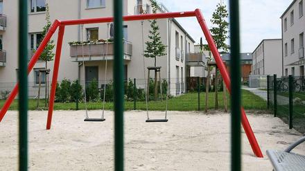 Leere Schaukeln auf dem Spielplatz.