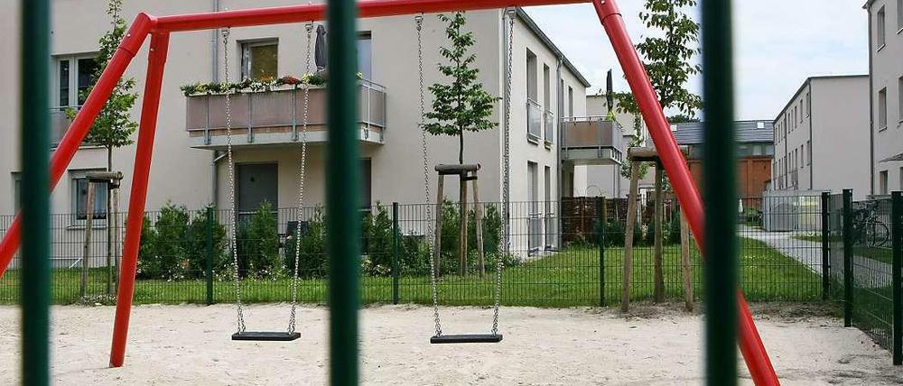Leere Schaukeln auf dem Spielplatz.