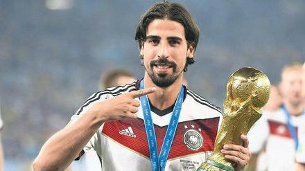 Hinter dem Pokal geht es nach London. Sami Khedira verlässt Real Madrid nach vier Jahren und wird Teamkollege von Per Mertesacker, Lukas Podolski und Mesut Özil.