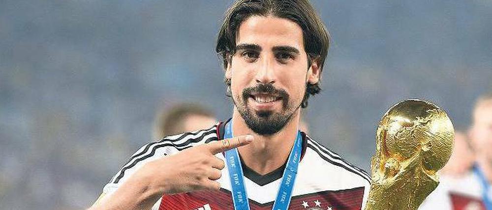 Hinter dem Pokal geht es nach London. Sami Khedira verlässt Real Madrid nach vier Jahren und wird Teamkollege von Per Mertesacker, Lukas Podolski und Mesut Özil. 