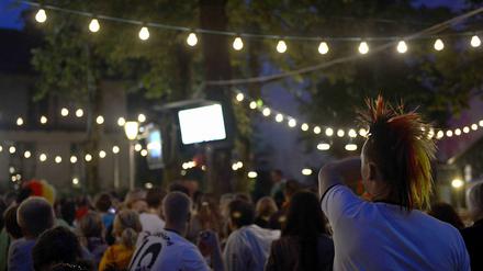 Nur echt mit Leinwand. Viele freuen sich, nach der WM endlich wieder ohne Störgeräusche im Biergarten sitzen zu können. 
