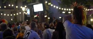 Nur echt mit Leinwand. Viele freuen sich, nach der WM endlich wieder ohne Störgeräusche im Biergarten sitzen zu können. 