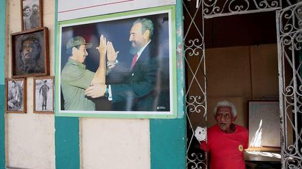Zeiten des Übergangs. Raul Castro (auf dem Plakat links) hat die kubanische Präsidentschaft von seinem Bruder Fidel übernommen - und will das Land schrittweise öffnen.
