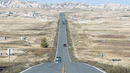 Schnurgerade in die Badlands, einer bizarren Felslandschaft, die sich im gleichnamigen Nationalpark in South Dakota auf einer Fläche von der Größe Berlins ausdehnt.
