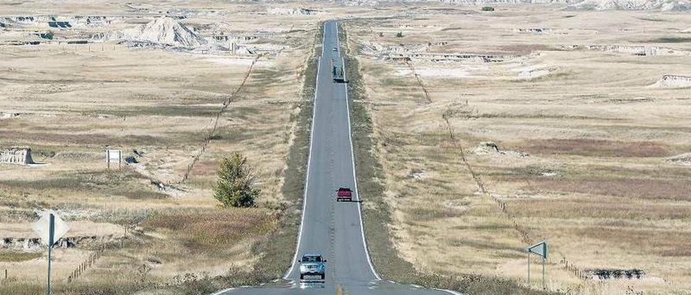 Schnurgerade in die Badlands, einer bizarren Felslandschaft, die sich im gleichnamigen Nationalpark in South Dakota auf einer Fläche von der Größe Berlins ausdehnt.