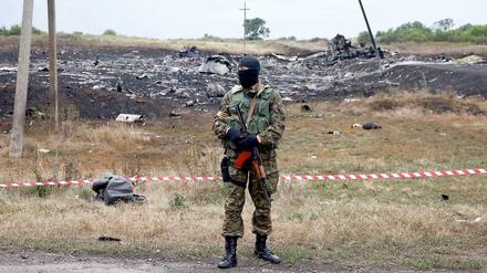 Ein prorussischer Separatist an der Absturzstelle von MH-17