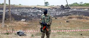Ein prorussischer Separatist an der Absturzstelle von MH-17