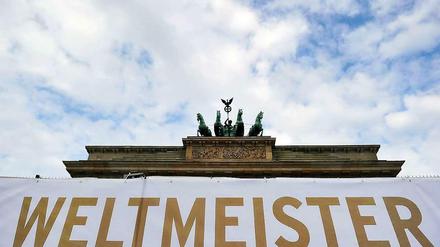 Fest in der Mitte der Gesellschaft verankert: Das Brandenburger Tor und der WM-Titel.