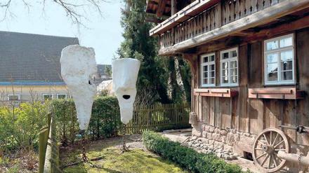 Die „Brückenköpfe“ (1991) des Künstlers Franz West stehen vor dem Heimatmuseum St. Georgen.