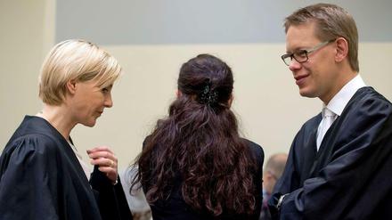 Kalte Schulter. Beate Zschäpe (mitte) hat kein Vertrauen mehr zu Anja Sturm (links) und Wolfgang Heer (rechts).