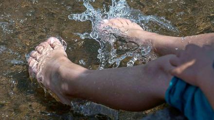 Die Füße im kühlen Wasser baumeln lassen? Für manche Berliner ist das leider nicht drin...