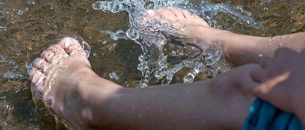 Die Füße im kühlen Wasser baumeln lassen? Für manche Berliner ist das leider nicht drin...