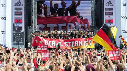 "Wir sind alle Weltmeister" - Die deutsche Nationalmannschaft feiert gemeinsam mit den Fans auf der Fanmeile am Brandenburger Tor. 