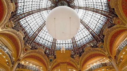 Prunkvoll: Kuppel der Galeries Lafayette in Paris, hier mit einem Werk des französischen Künstlers Philippe Ramette.