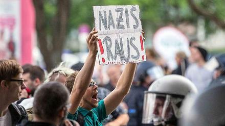 Nicht jeder spricht sich so offensichtlich gegen die NPD und Nazis aus wie dieser junge Mann, der im April gegen einen Demonstrationszug der NPD durch Kreuzberg protestierte.
