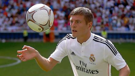 Herr über den Ball. Toni Kroos am Donnerstag bei seiner Präsentation in Madrid.