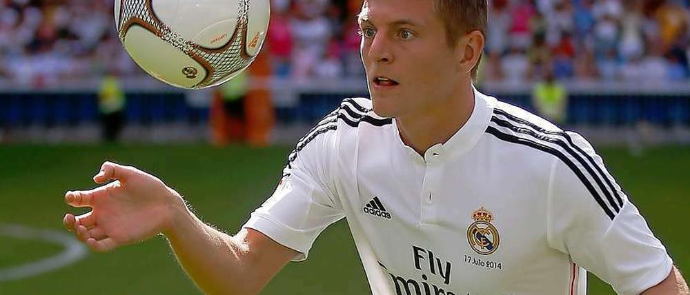 Herr über den Ball. Toni Kroos am Donnerstag bei seiner Präsentation in Madrid.