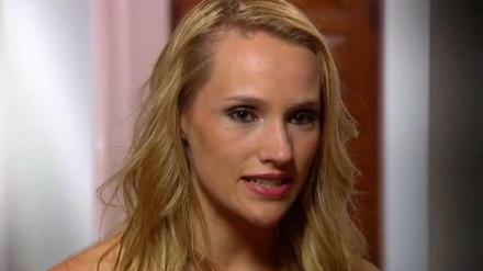 Anna, Musical-Darstellerin und Dozentin an einer Schauspielschule, lacht und weint viel vor der Kamera.