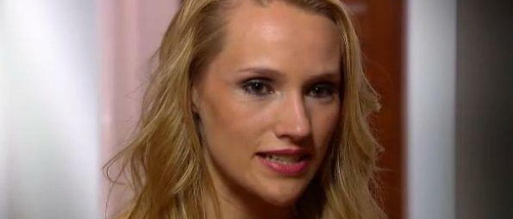 Anna, Musical-Darstellerin und Dozentin an einer Schauspielschule, lacht und weint viel vor der Kamera.