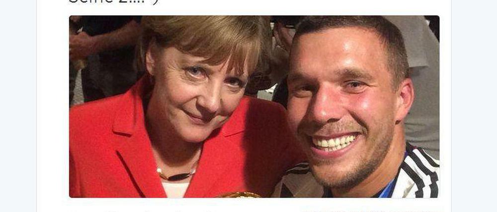 Bitte lächeln! Lukas Podolski hat sich mit der Kanzlerin auf einem Selfie verewigt.