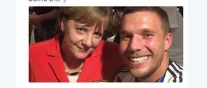Bitte lächeln! Lukas Podolski hat sich mit der Kanzlerin auf einem Selfie verewigt.