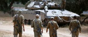 Israel und die radikalislamische Hamas haben nach israelischen Angaben einen Waffenstillstand ab Freitag vereinbart. Hier im Bild: israelische Soldaten.