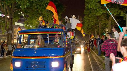Die Berliner Fans feiern den WM-Sieg der deutschen Nationalelf mit einem Autokorso. 