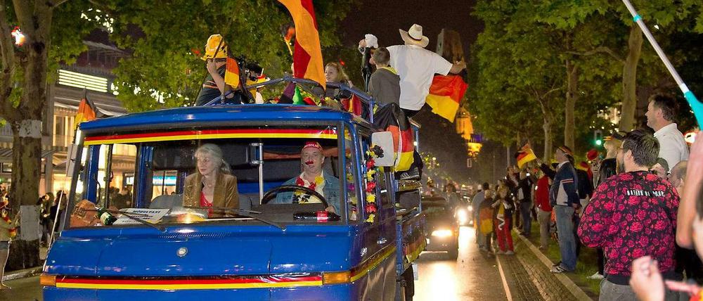Die Berliner Fans feiern den WM-Sieg der deutschen Nationalelf mit einem Autokorso.