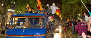 Die Berliner Fans feiern den WM-Sieg der deutschen Nationalelf mit einem Autokorso. 