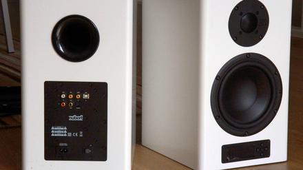Power-Pärchen. Die Nubert "nuproA340" Lautsprecher liefern 125 Watt je Box. Der Verstärker ist in das Lautsprecher-Gehäuse eingebaut. Deshalb kann ein Mp3-Player direkt an den Lautsprecher angeschlossen werden und der Sound füllt den Raum.. 