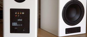 Power-Pärchen. Die Nubert "nuproA340" Lautsprecher liefern 125 Watt je Box. Der Verstärker ist in das Lautsprecher-Gehäuse eingebaut. Deshalb kann ein Mp3-Player direkt an den Lautsprecher angeschlossen werden und der Sound füllt den Raum..