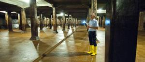 Wasser marsch? Hier, wo Ralf Binz steht, sprudelt es sonst wieder in dem unterirdischen Reinwasserbehälter. Beinahe ein Jahr lang stand der Behälter wegen einer Reparatur leer – und konnte nun besichtigt werden. 