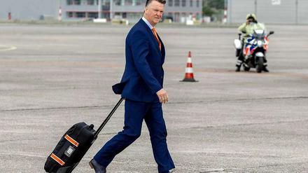 Weiter, weiter, immer weiter: Louis van Gaal auf dem Weg zu neuen Aufgaben.